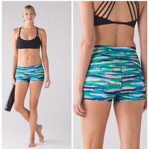 Lululemon Full Seven Wonders Multi Boogie shorts Roll Down size 4